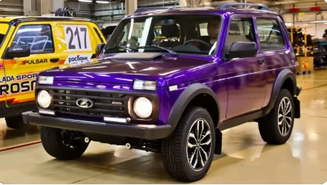 同じ Niva を Super Chrome Purple Satin でレンダリング、フロント3/4ビュー
