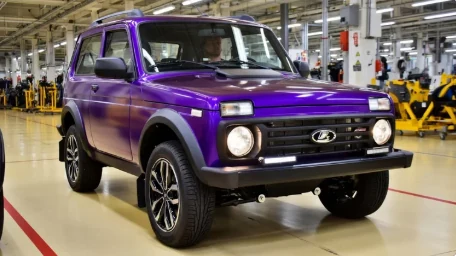 同じ Niva を Super Chrome Purple Satin でレンダリング、フロントビュー