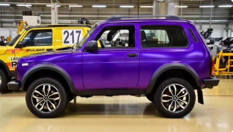 同じ Niva を Super Chrome Purple Satin でレンダリング、サイドビュー