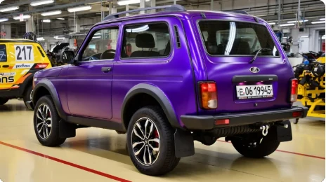 同じ Niva を Super Chrome Purple Satin でレンダリング、リア3/4ビュー